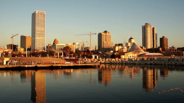 Milwaukee-Wisconsin-urbano-ciudad-horizonte-con-vista-al-lago-Michigan,-EE.UU.