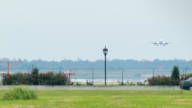 Avión-enfoque-Final-en-el-Aeropuerto-Internacional-de-Nueva-Orleáns