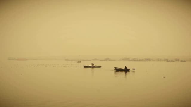Boat-and-Seagulls,-Ganges-River,-Varanasi,-India.