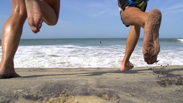 SLOW-MOTION:-Young-couple-running-into-the-sea
