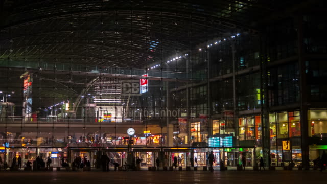 Noche-moderna-ferrocarril-stationat-en-Berlín