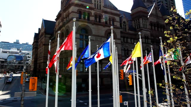 Provincial-flags-und-der-Old-City-Hall-Toronto