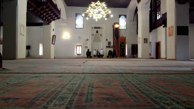 Dolly:-Trauung-in-der-Gebetshalle-der-Moschee