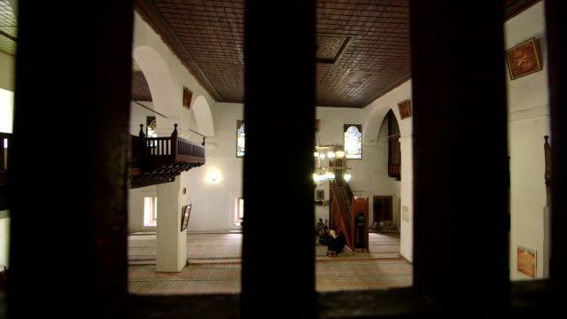 Dolly:-Trauung-in-der-Gebetshalle-der-Moschee