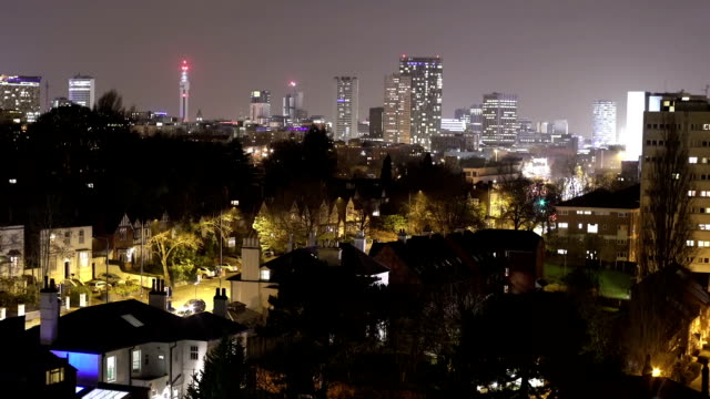 Birmingham,-Inglaterra-del-horizonte-de-centro-de-la-ciudad-en-la-noche,-zoom-in.