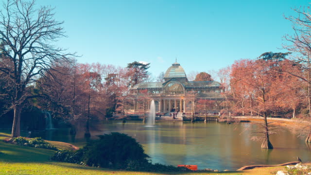 Día-soleado-Madrid-retiro-Parque-cristal-Palacio-estanque-panorama-4-K-lapso-de-tiempo-de-España