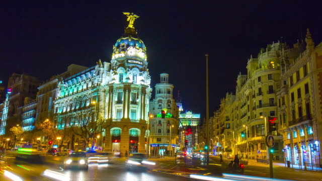 Nachtlicht-Madrid-berühmten-Gran-über-metropolis-Gebäude-4-k-runden-espain