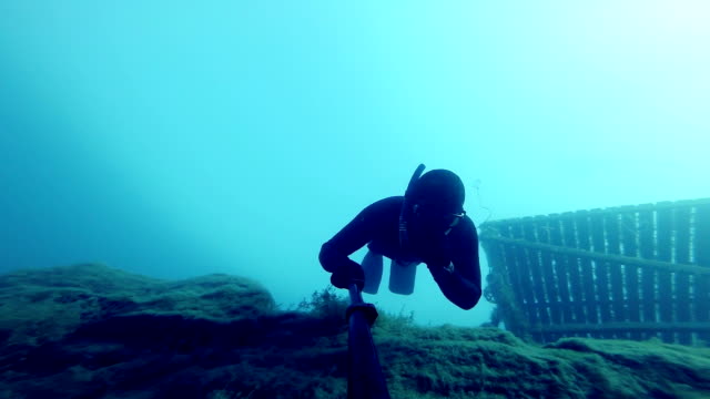 Freediver-Freefalling-en-una-profunda-Cliff-submarino