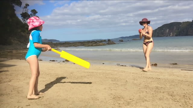 Mutter-und-Tochter-spielen-am-Strand