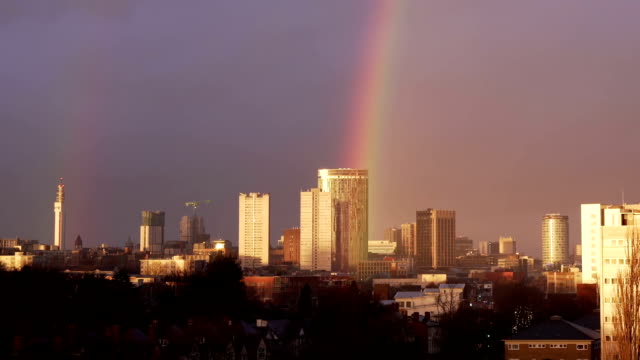 Centro-de-la-ciudad-de-Birmingham-con-un-arco-iris.