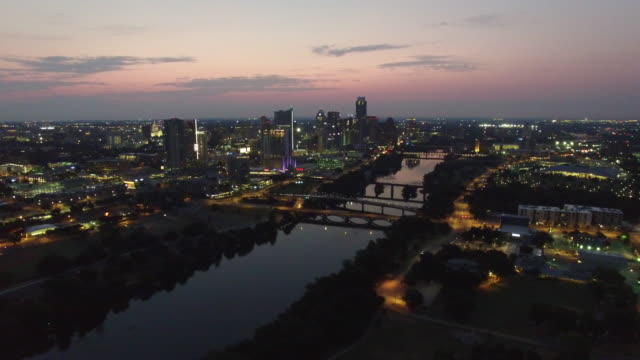 Vista-aérea-de-los-edificios-de-la-ciudad-por-la-noche,-Austin,-Austin,-Texas,-Estados-Unidos