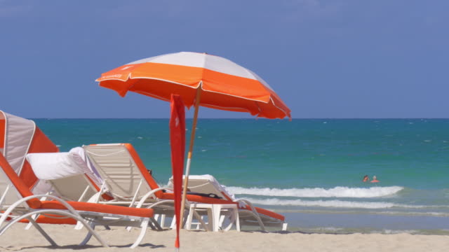 Estados-Unidos-día-de-verano-Miami-Sur-Playa-sombrilla-composición-4-K
