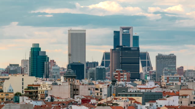 Madrid-horizonte-al-atardecer-lapso-de-tiempo-con-algunas-emblemático-edificios-como-KIO-torres
