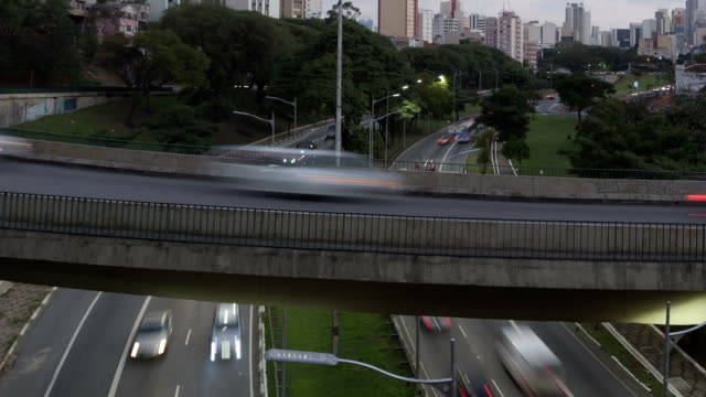 Lapso-de-tiempo-de-tráfico-Sao-Paulo,-acercamiento-zoom-hacia-fuera