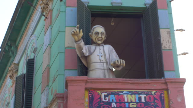 Pope-Francis-puppet-in-Caminito,-La-Boca