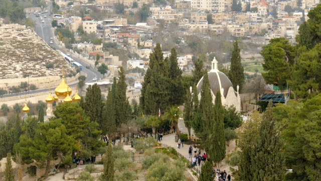 Orthodoxe-Kirche-mit-Touristen