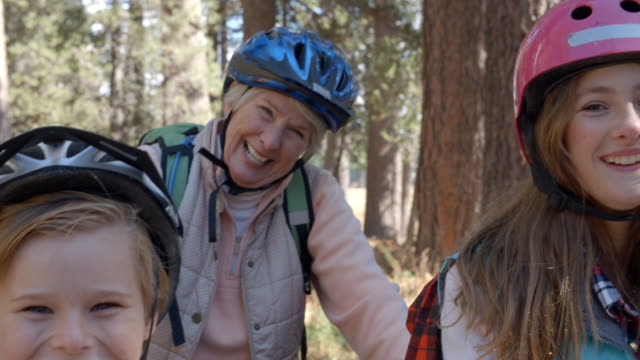 Cerrar-foto,-hijos-y-abuelos-en-las-bicicletas-en-el-bosque