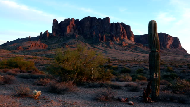 Time-lapse-of-Superstition-Mountains-in-Arizona