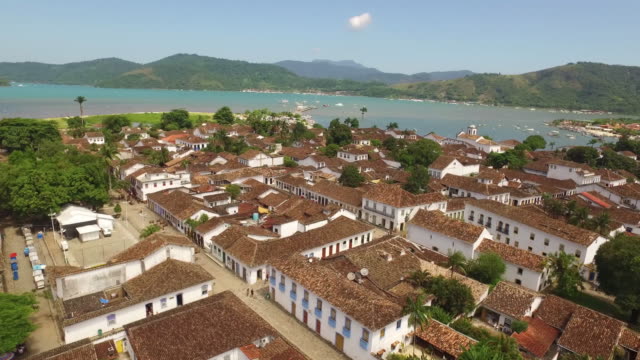 Wunderschöne-Luftaufnahme-eines-kolonialen-Stadt-im-Bundesstaat-Rio-de-Janeiro-in-Brasilien