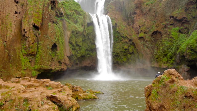 Cascadas-de-Ouzoud,-ubicadas-en-la-aldea-Grand-Atlas-de-Tanaghmeilt,-en-la-provincia-de-Azilal-en-Marruecos,-África