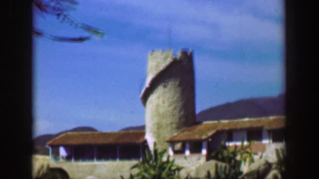 1952:-acantilado-tropicales-ricos-lujo-villa-mansión-medieval-del-castillo-torre-casero.