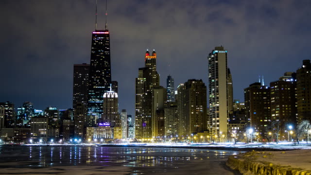 Paisaje-urbano-de-Chicago-en-la-noche-de-la-costa:-lapso-de-tiempo