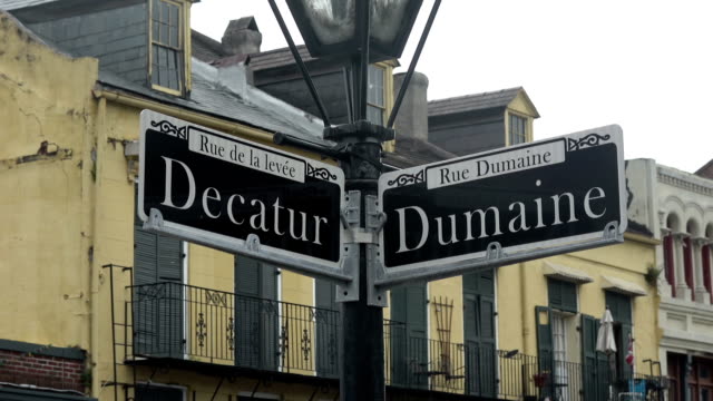 Señales-de-la-calle-Decatur-street-y-Dumaine-street-en-Nueva-Orleans