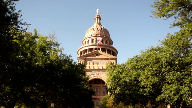 Estados-Unidos-de-Austin-Texas-Capital-edificio-banderas-onda-horizonte-del-centro