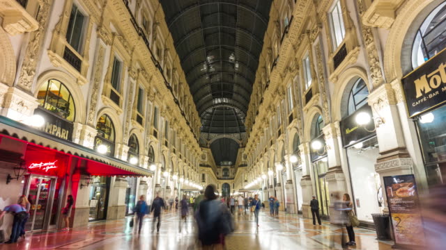 Italien-Nacht-Galleria-Vittorio-Emanuele-shopping-Straße-Panorama-4-k-Zeit-hinfällig,-Mailand