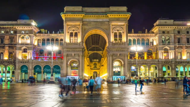 Italia-Milán-de-noche-compras-panorama-del-frontal-de-la-emanuele-de-Galería-vittorio-4k-lapso-de-tiempo