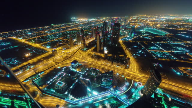 Centro-de-la-ciudad-ciudad-de-Dubái-noche-iluminación-techo-panorama-superior-4-tiempo-k-lapso-Emiratos-Árabes-Unidos