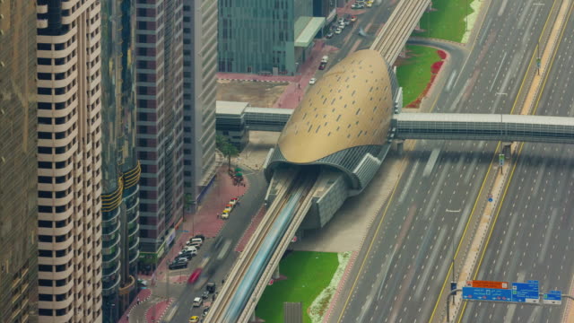 vista-superior-techo-centro-de-Dubai-estación-de-metro-línea-4-k-tiempo-lapso-Emiratos-Árabes-Unidos