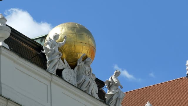 Globe-und-antike-Muses-Statuen