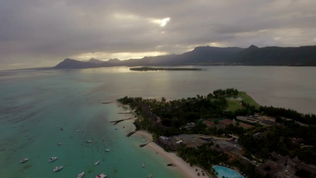 Vista-aérea-de-océano-azul-y-la-isla-de-Mauricio