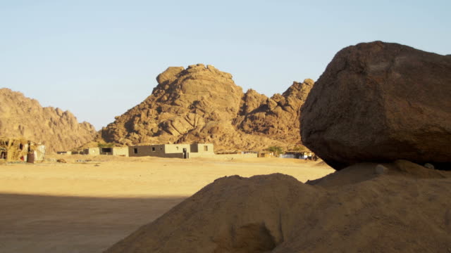 Wüste-in-Ägypten,-Sand,-Berge-und-Beduinensiedlungen