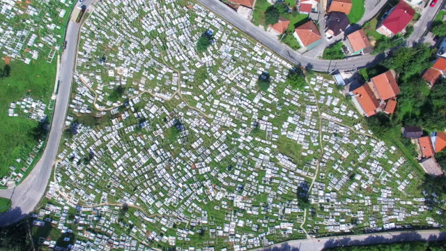 Über-bosnischen-Friedhof-fliegen
