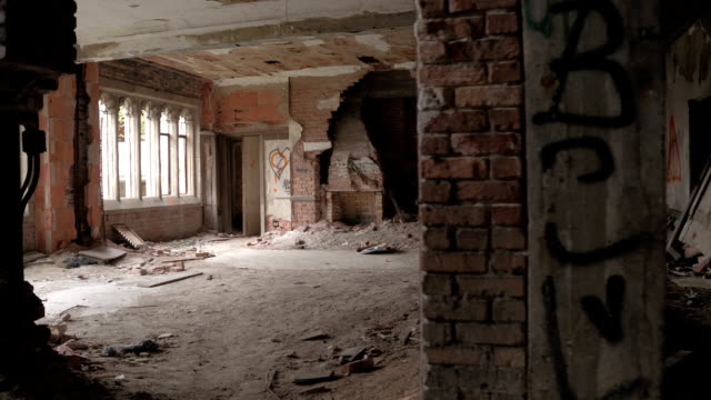 CLOSE-UP:-Geisterhafte-verfallenden-Zimmer-in-verlassenen-Stadt-Methodist-Church-erkunden