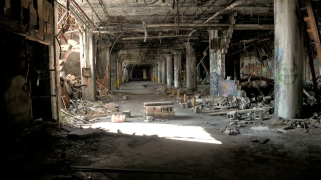 CLOSE-UP-garaje-arruinadas-en-ruinas-Fisher-cuerpo-planta-automotriz-fábrica,-Detroit