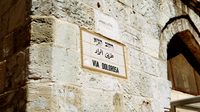 A-través-de-la-Dolorosa-street-señal-en-Jerusalén