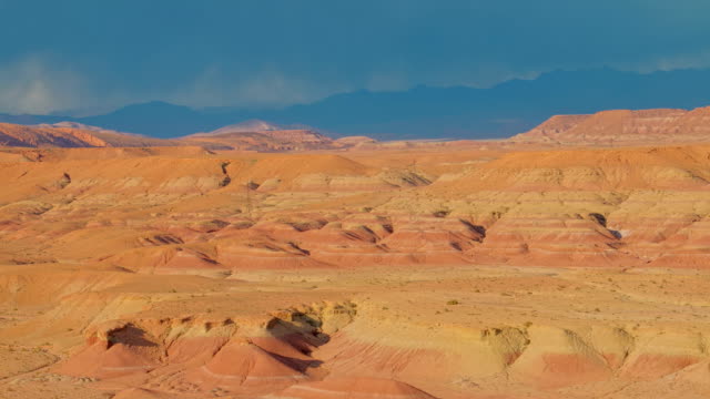 Zeitraffer-über-Sahara-Wüste,-bewegte-Wolken-und-Dünen-Schatten