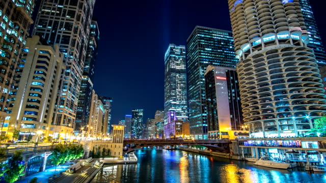 Chicago-an-der-Nachtzeit-hinfällig-Fluss-4-K-1080-P---Fluss-Zeitraffer-von-Chicago-Illinois-in-der-Nacht-mit-Blick-auf-die-Innenstadt-von-Skyline-und-Verkehr