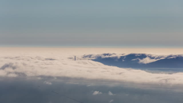 Aerial-Zeitraffer-des-Nebels-in-der-Bay-Area-durch-die-Golden-Gate-Bridge