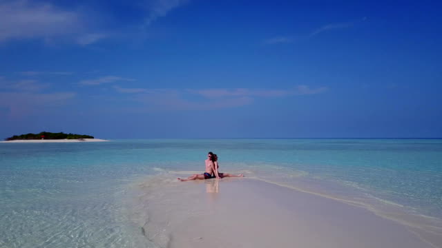 v03868-fliegenden-Drohne-Luftaufnahme-der-Malediven-weißen-Sandstrand-2-Personen-junges-Paar-Mann-Frau-romantische-Liebe-auf-sonnigen-tropischen-Inselparadies-mit-Aqua-blau-Himmel-Meer-Wasser-Ozean-4k