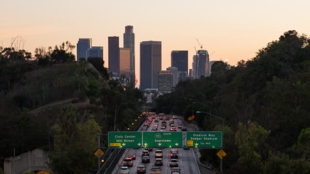 Die-Innenstadt-von-Los-Angeles-und-110-Süd-Autobahn-Tag-zu-Nacht-Zeitraffer