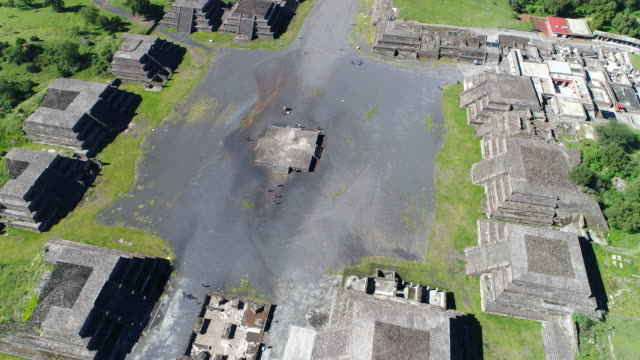 Vista-aérea-de-las-pirámides-en-Mesoamérica-antigua-ciudad-de-Teotihuacán,-Valle-de-México-desde-Centroamérica,-4-k-UHD