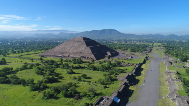 Vista-aérea-de-las-pirámides-en-Mesoamérica-antigua-ciudad-de-Teotihuacan,-pirámide-del-sol,-Valle-de-México-desde-Centroamérica,-4-k-UHD