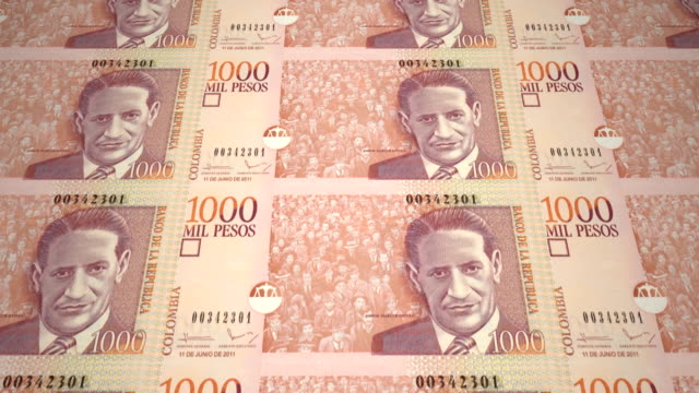 Banknoten-der-tausend-kolumbianische-Pesos-von-Kolumbien,-Bargeld,-Schleife