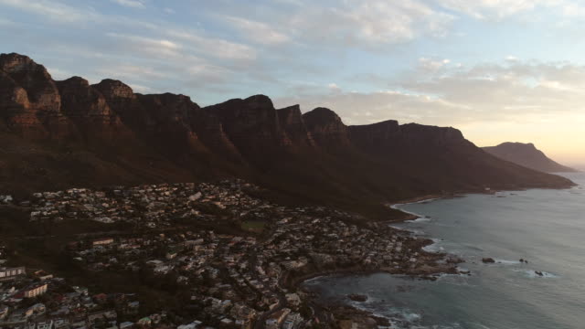 Luftaufnahmen-von-Camps-Bay-in-Kapstadt-bei-Sonnenuntergang