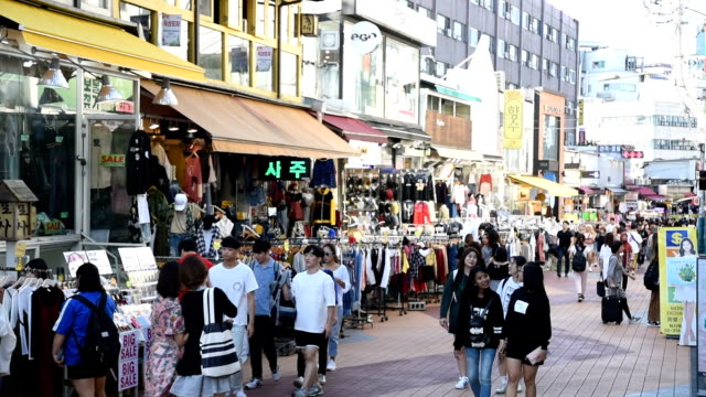 Pueblo-lleno-de-gente-en-el-mercadillo-de-Hongdae(Hongik-University)
