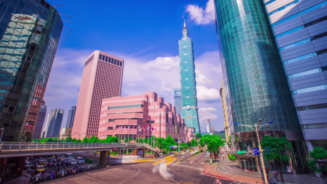Zeitraffer---Straße-Verkehrsansicht-mit-schönen-Wolken-in-Taipei,-Taiwan
